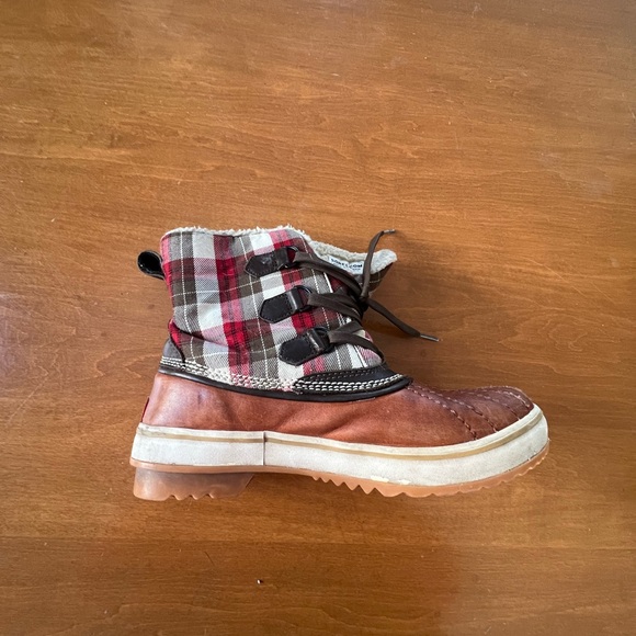 Sorel Plaid and Brown Winter Boots - Picture 2 of 4
